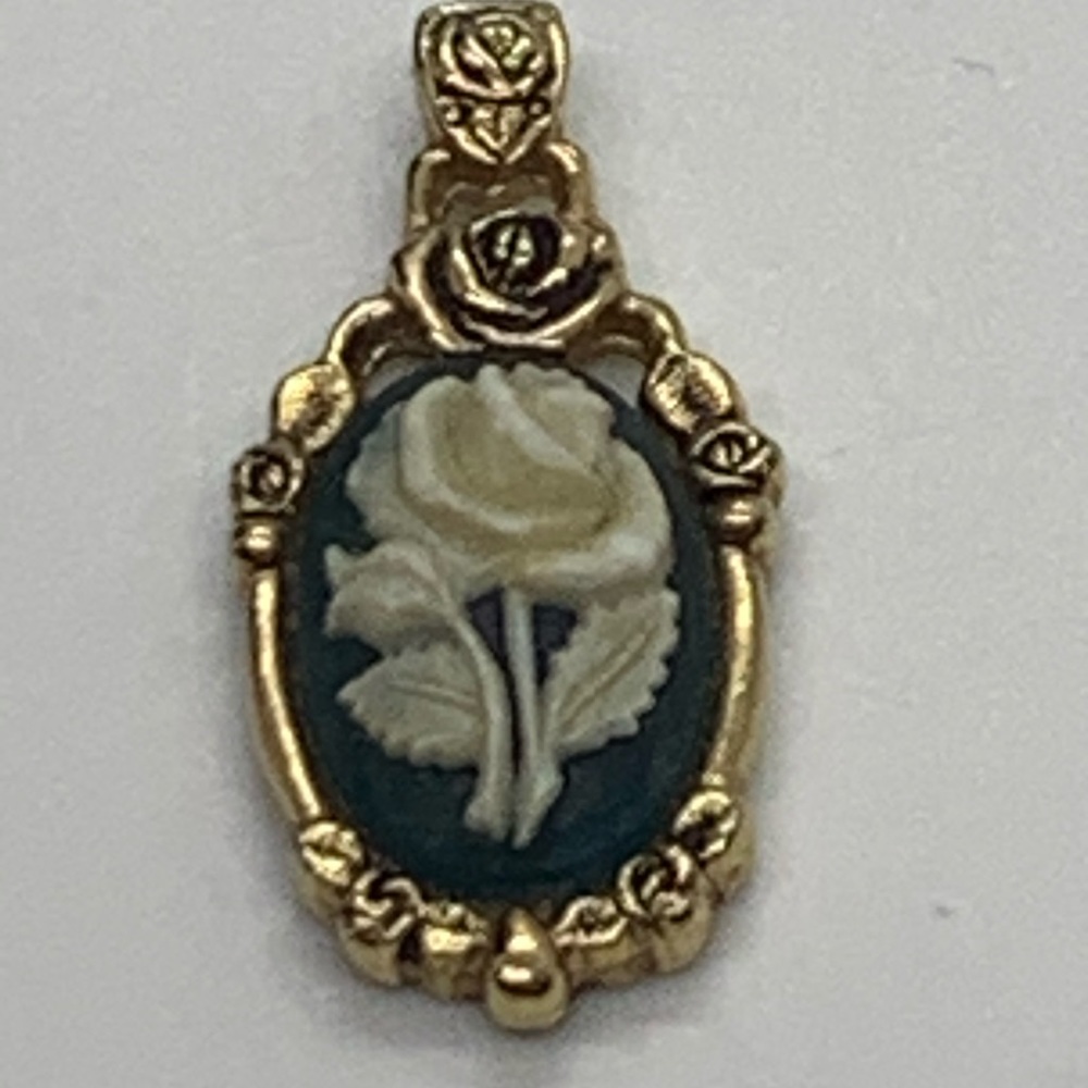 🎯 5/$25 🎯Sarah Coventry Ivory Rose Cameo pendant